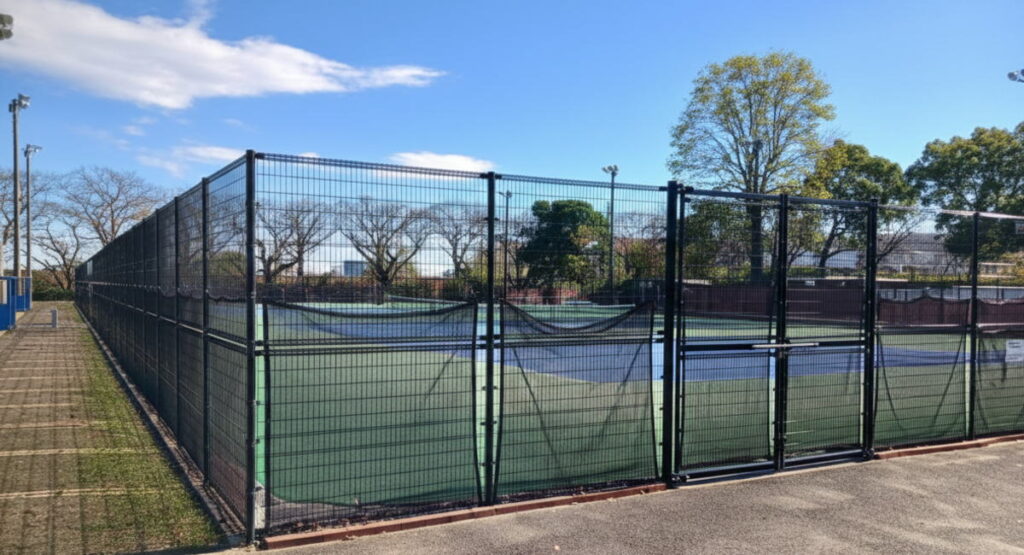 府中市郷土の森のテニスコート