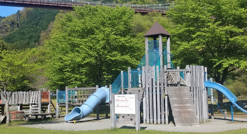 秦野市戸川公園の遊具広場