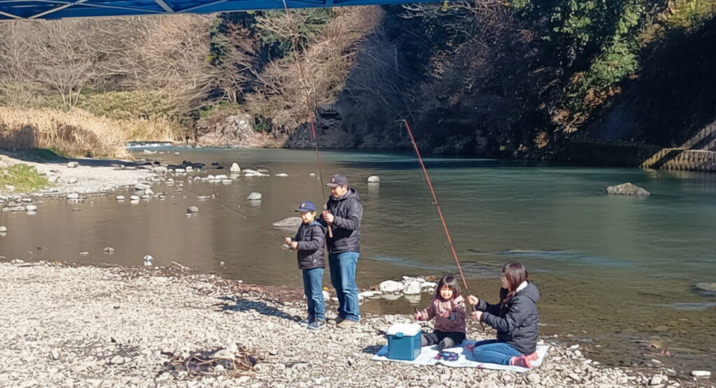 愛川橋の河原で釣りをされるファミリー