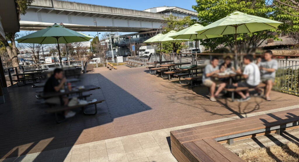 足立区舎人公園の売店休憩スペース
