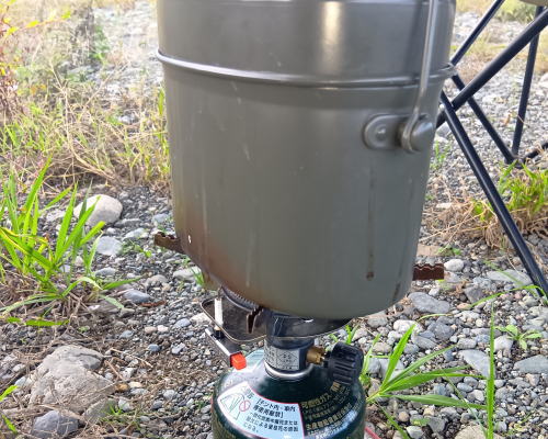 飯盒を火にかける様子