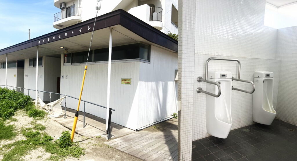 葉山町森戸海岸の公衆トイレ